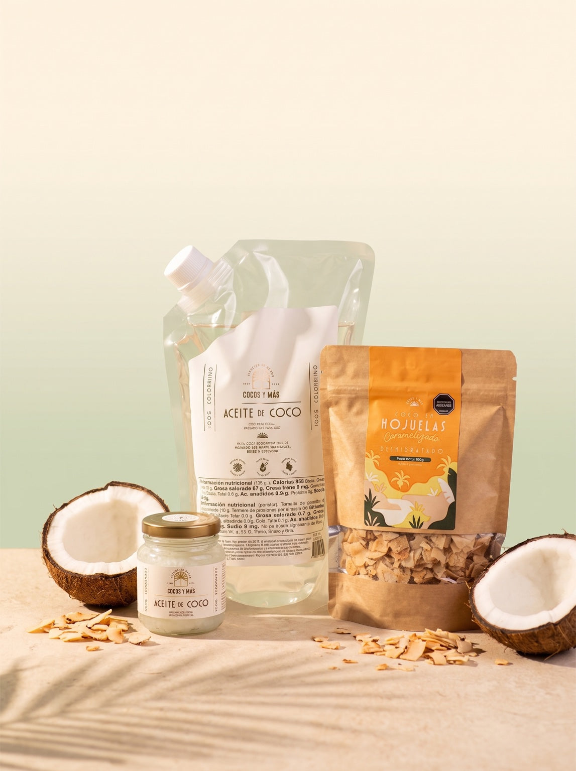 Combo Cocosymas: bolsa de 1 kilo de aceite de coco, frasco de 100 ml y bolsa de hojuelas de coco caramelizadas, junto a cocos frescos
